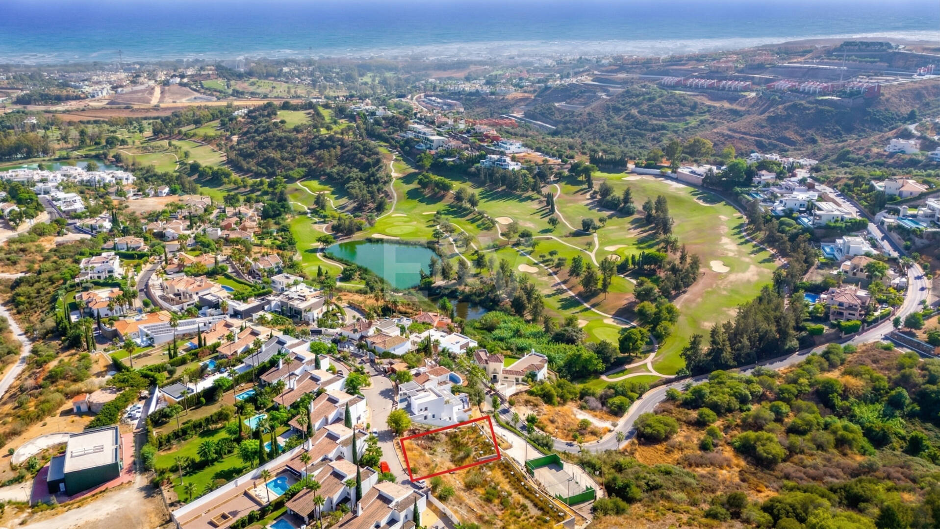 Excellent terrain de Villa avec vue panoramique sur la mer, le golf et la montagne et projet approuvé
