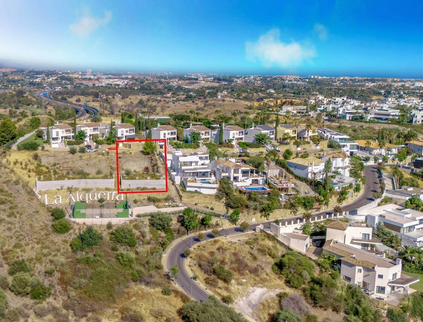 Excellent terrain de Villa avec vue panoramique sur la mer, le golf et la montagne et projet approuvé