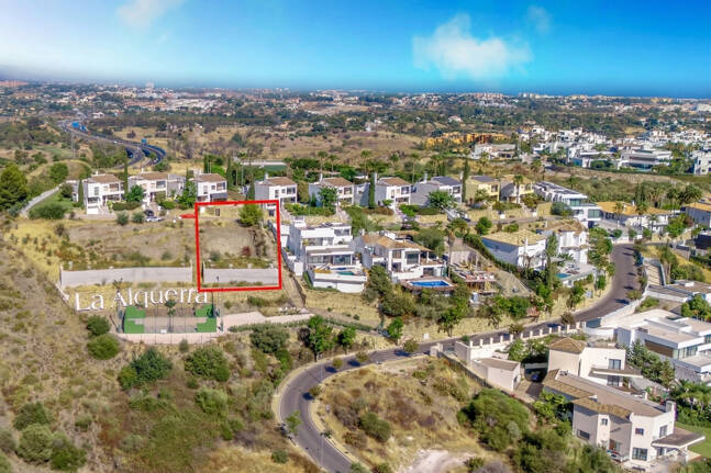 Excellent terrain de Villa avec vue panoramique sur la mer, le golf et la montagne et projet approuvé