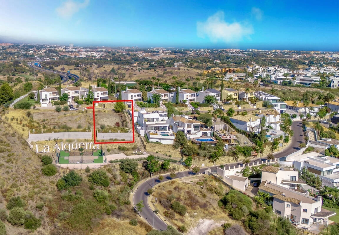 Excellent terrain de Villa avec vue panoramique sur la mer, le golf et la montagne et projet approuvé