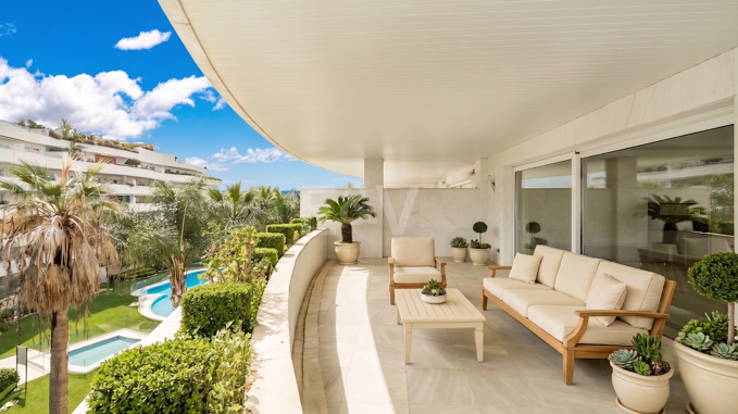 Beachside lägenhet i Puerto Banús inom exklusiv gated community