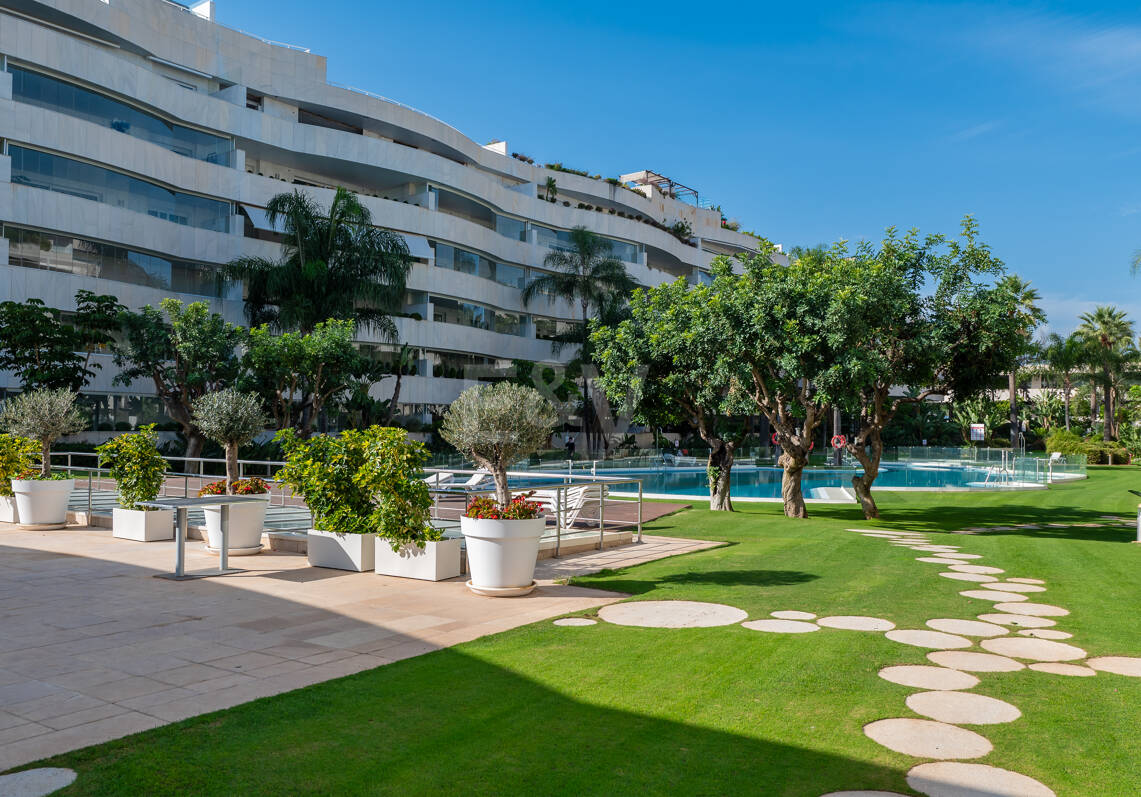 Beachside apartament w Puerto Banús w wyłącznej społeczności falistej