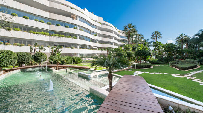 Beachside lägenhet i Puerto Banús inom exklusiv gated community