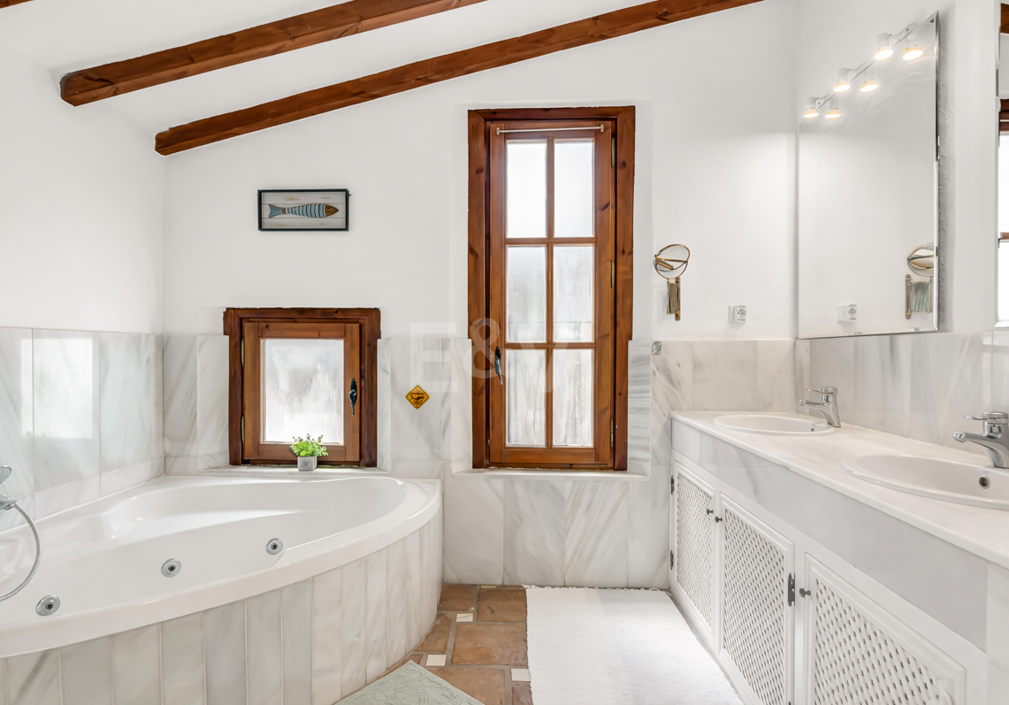 Casa familiar tradicional andaluza con vistas al mar