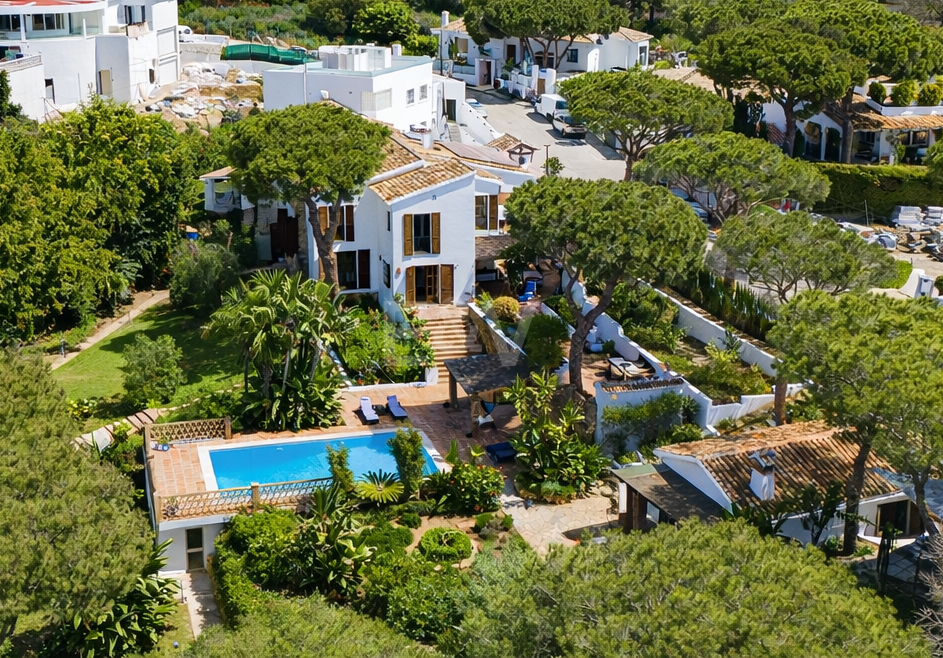 Casa familiar tradicional andaluza con vistas al mar