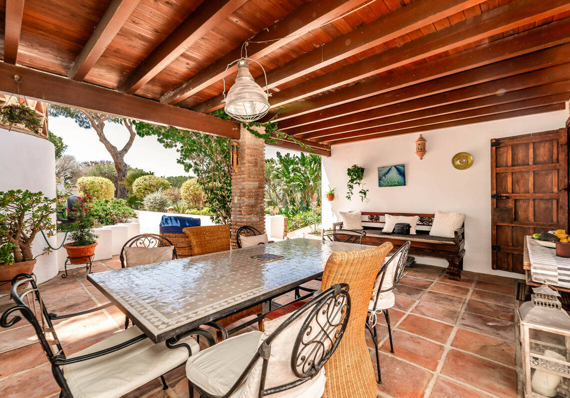 Casa familiar tradicional andaluza con vistas al mar