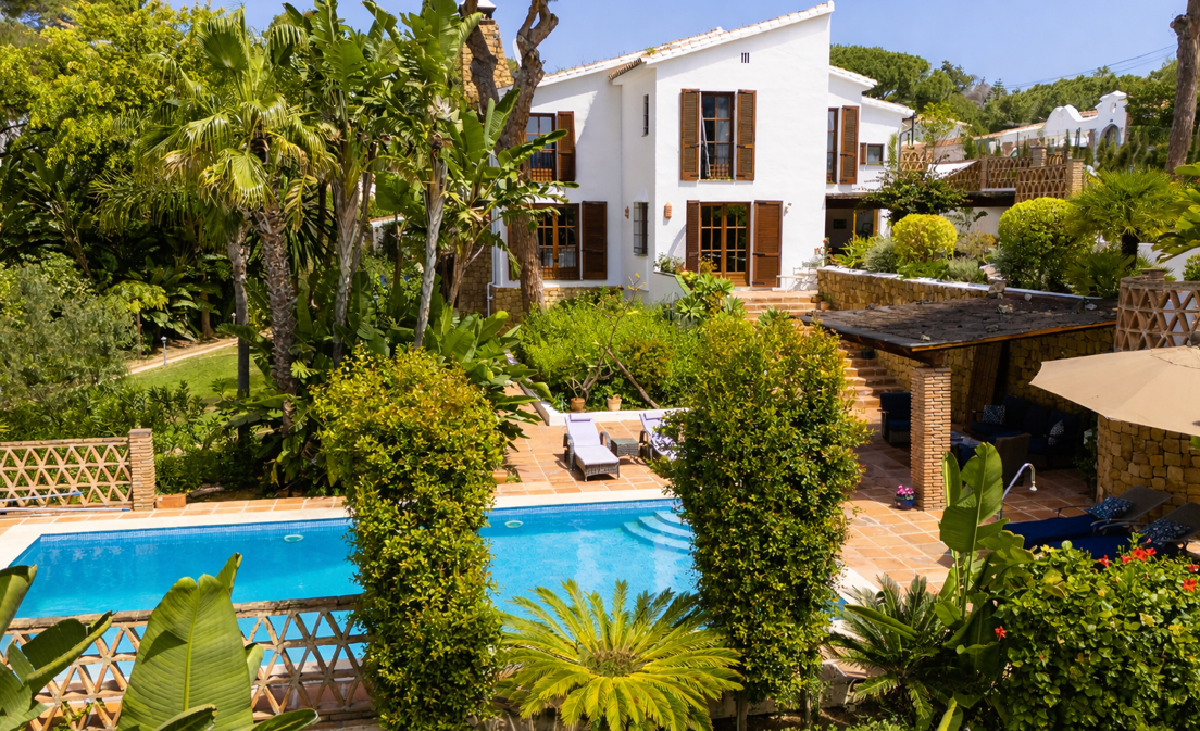 Esta villa tradicional orientada al suroeste se encuentra en la prestigiosa zona residencial de Elviria, en Marbella Este, y está...