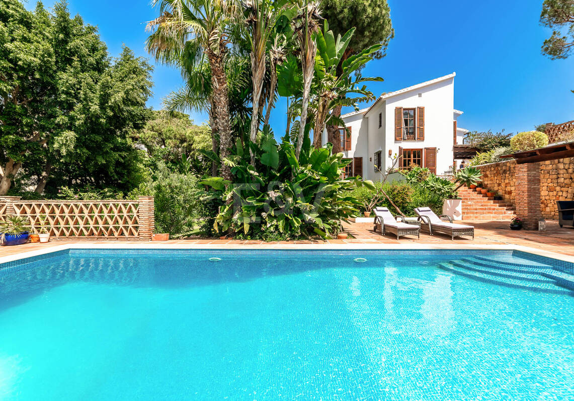 Casa familiar tradicional andaluza con vistas al mar