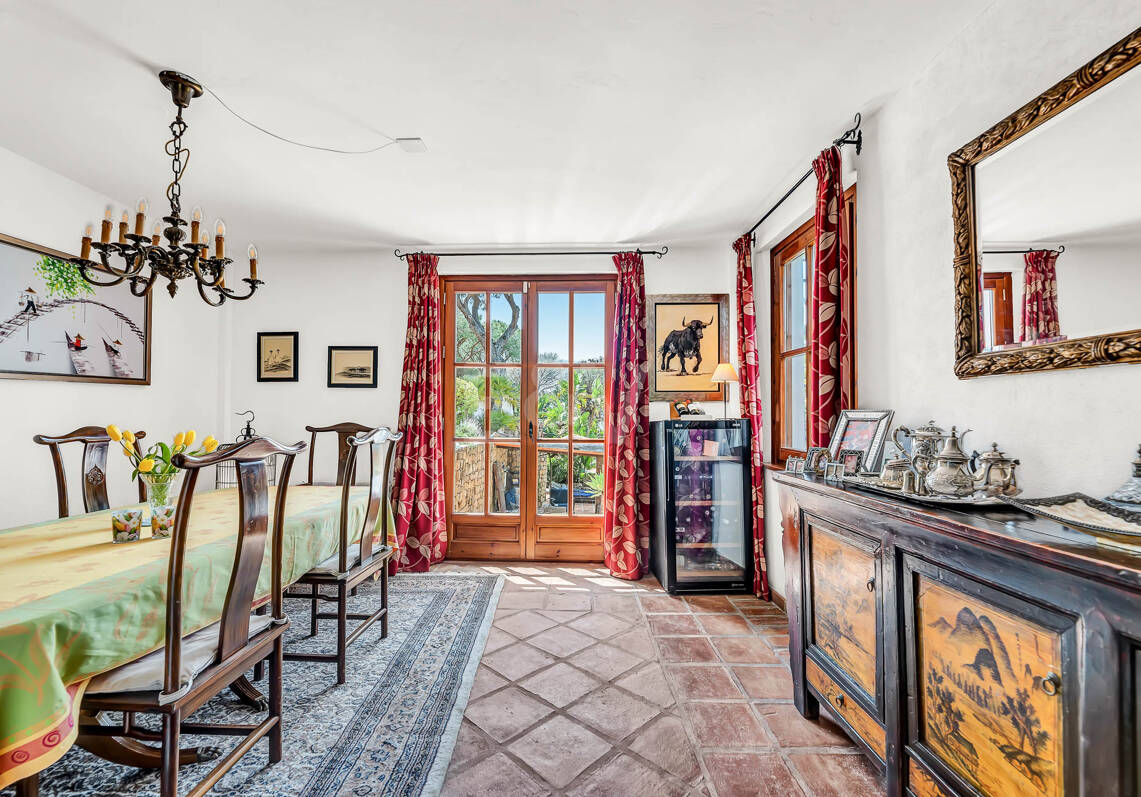 Casa familiar tradicional andaluza con vistas al mar
