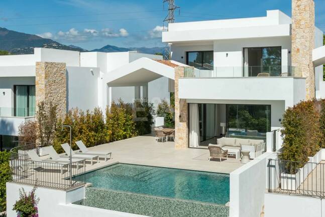Impressive New Villa with Rooftop Retreat and Private Pool Near the City Centre