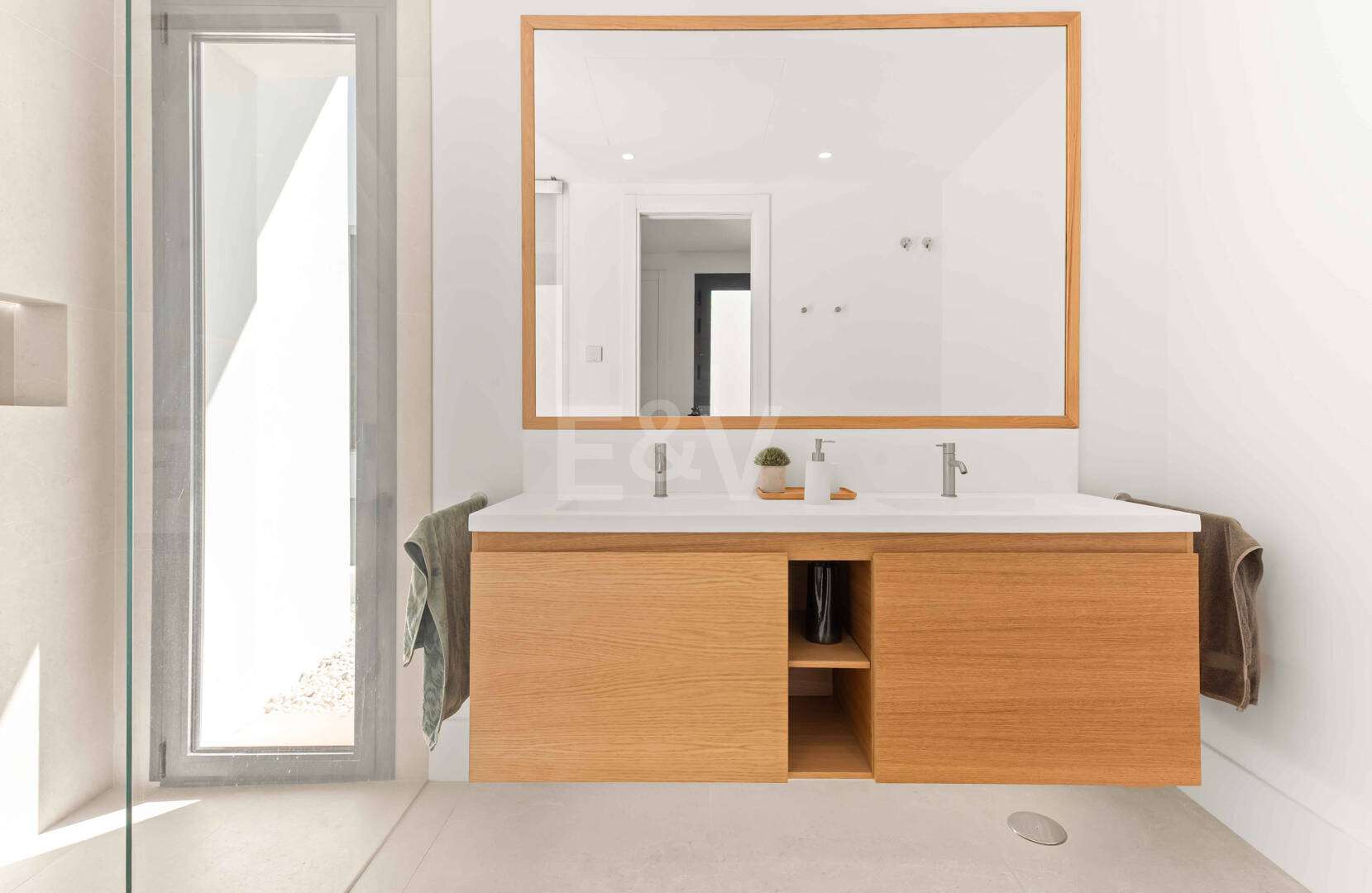 Impressive New Villa with Rooftop Retreat and Private Pool Near the City Centre