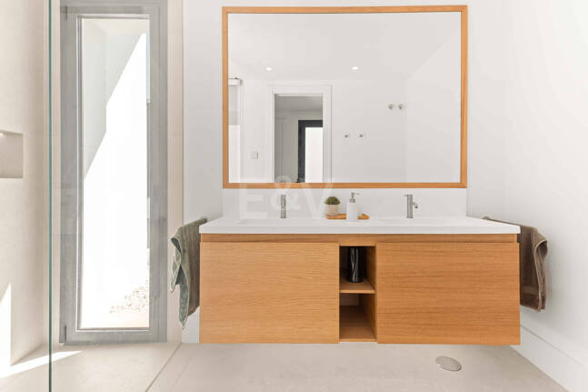 Impressive New Villa with Rooftop Retreat and Private Pool Near the City Centre