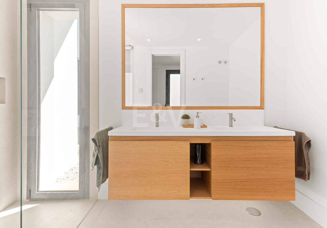 Impressionnant nouvelle villa avec retreat de toit et piscine privée près du centre-ville