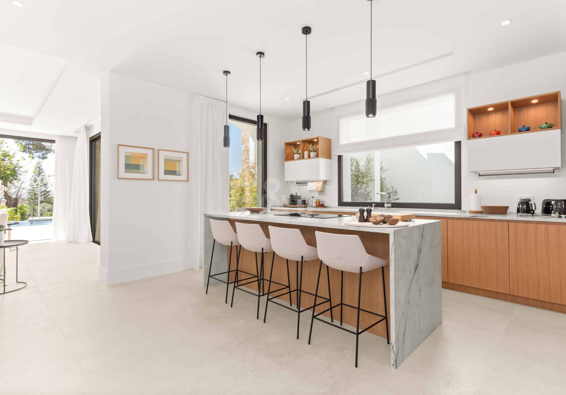 Impressionnant nouvelle villa avec retreat de toit et piscine privée près du centre-ville