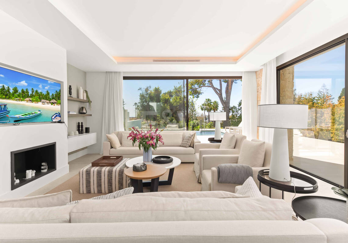 Impressionnant nouvelle villa avec retreat de toit et piscine privée près du centre-ville