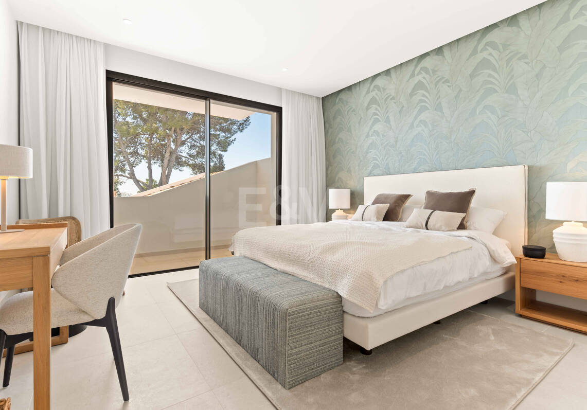Impressionnant nouvelle villa avec retreat de toit et piscine privée près du centre-ville
