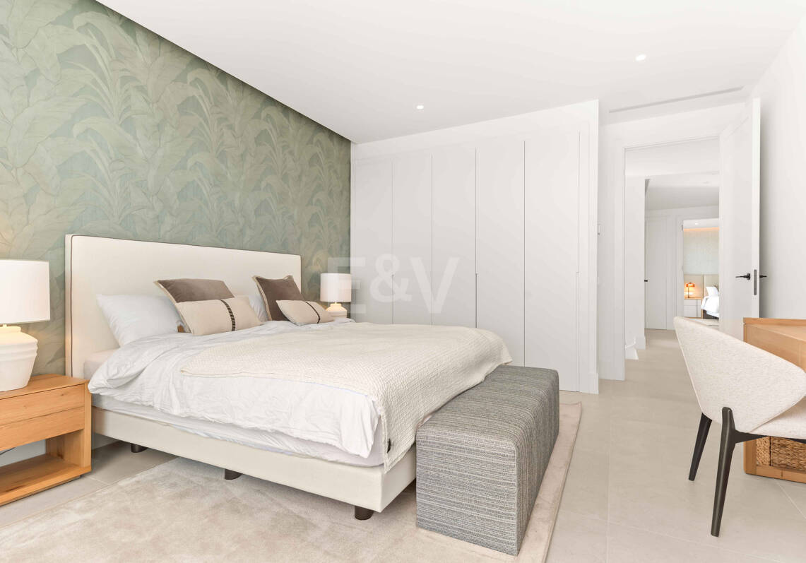 Impressionnant nouvelle villa avec retreat de toit et piscine privée près du centre-ville