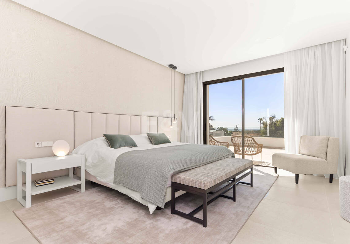 Impressionnant nouvelle villa avec retreat de toit et piscine privée près du centre-ville