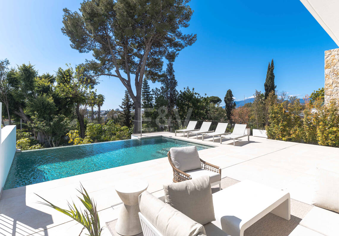 Impressionnant nouvelle villa avec retreat de toit et piscine privée près du centre-ville