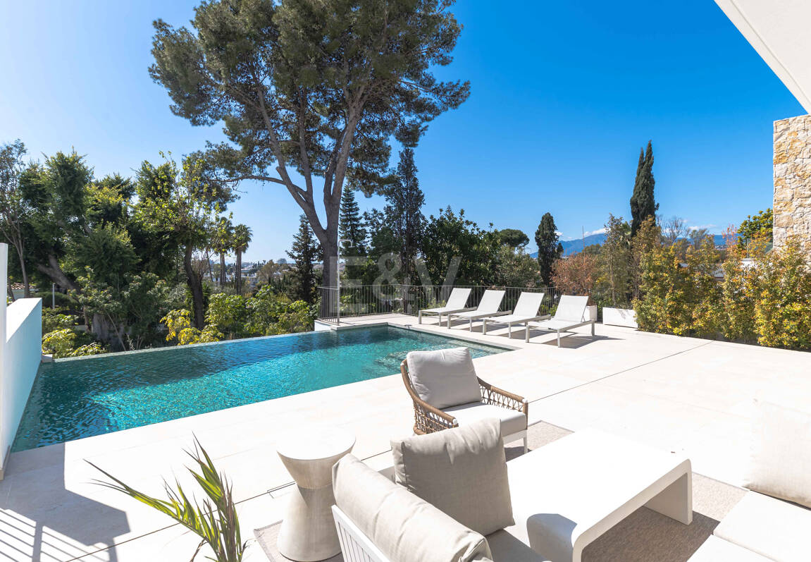 Impressive New Villa with Rooftop Retreat and Private Pool Near the City Centre