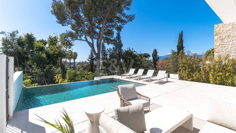 Impresionante villa nueva con azotea privada y piscina cerca del centro