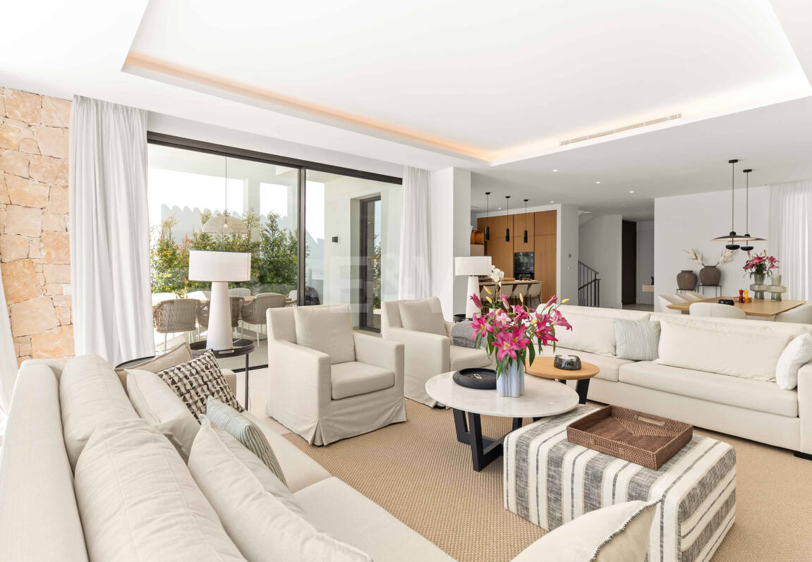 Impressive New Villa with Rooftop Retreat and Private Pool Near the City Centre