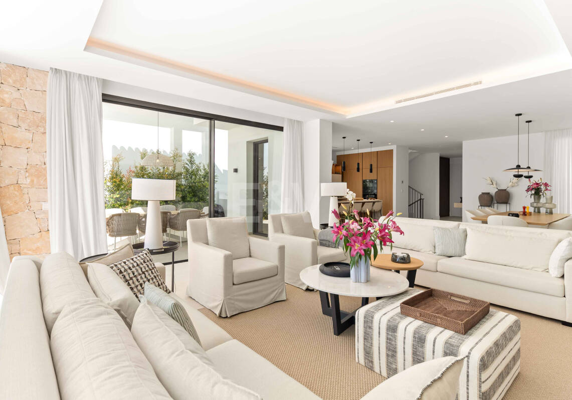 Impressionnant nouvelle villa avec retreat de toit et piscine privée près du centre-ville