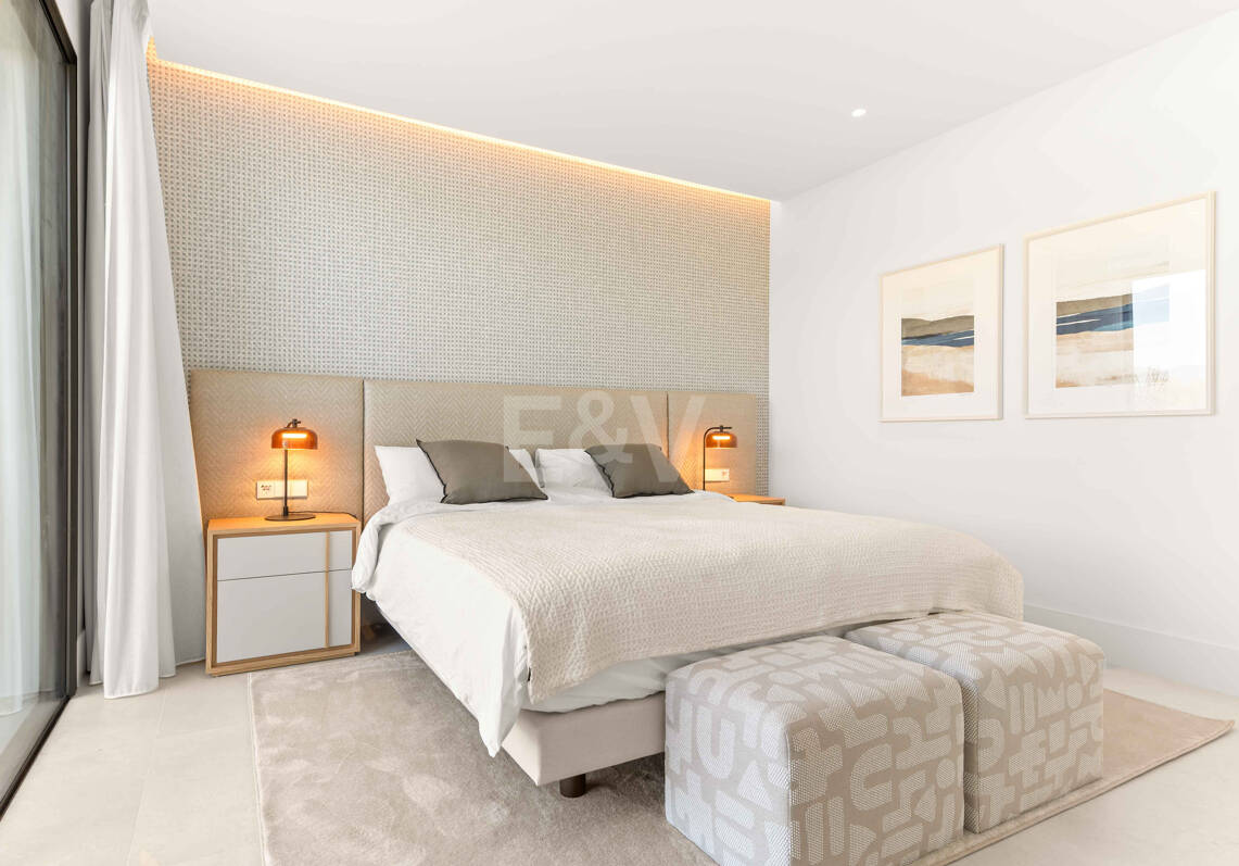 Impressionnant nouvelle villa avec retreat de toit et piscine privée près du centre-ville