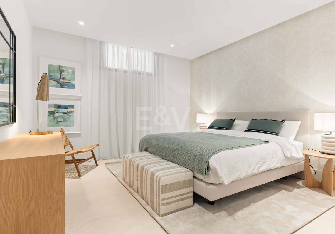 Impressionnant nouvelle villa avec retreat de toit et piscine privée près du centre-ville