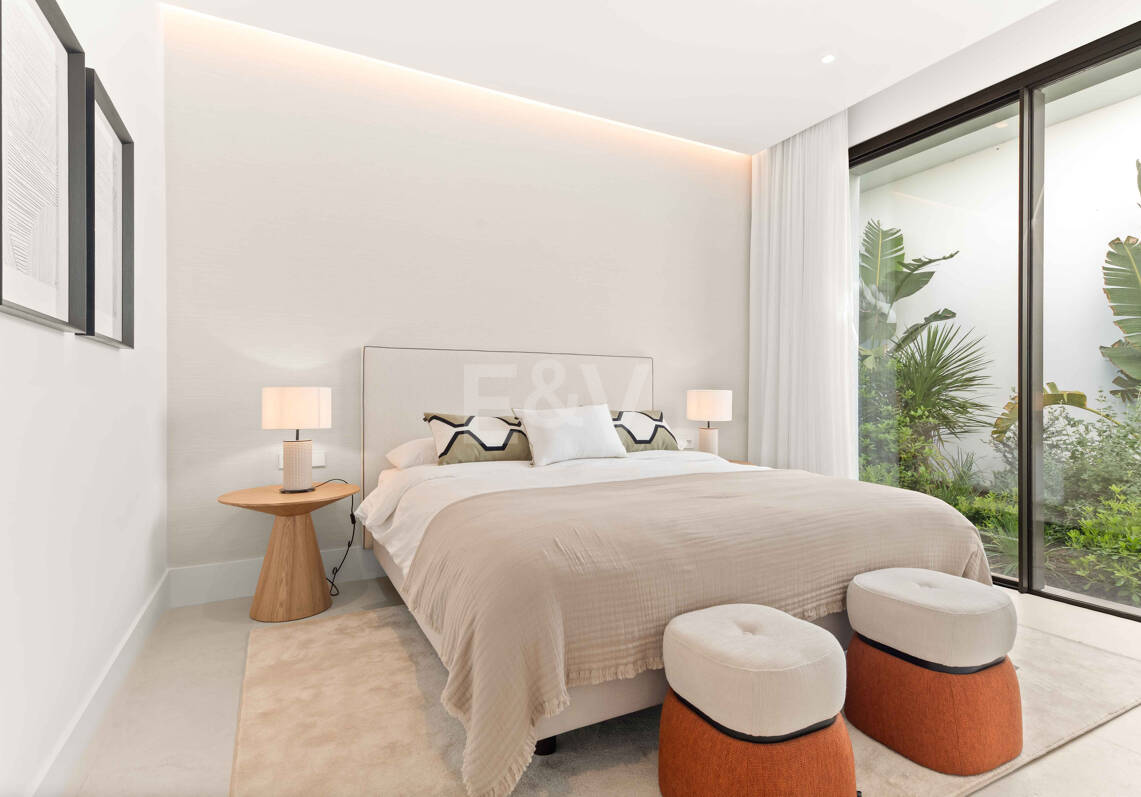 Impressionnant nouvelle villa avec retreat de toit et piscine privée près du centre-ville