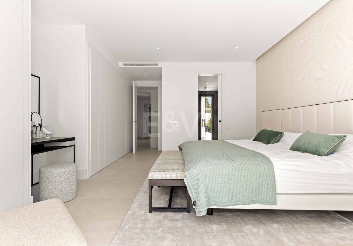 Impressionnant nouvelle villa avec retreat de toit et piscine privée près du centre-ville