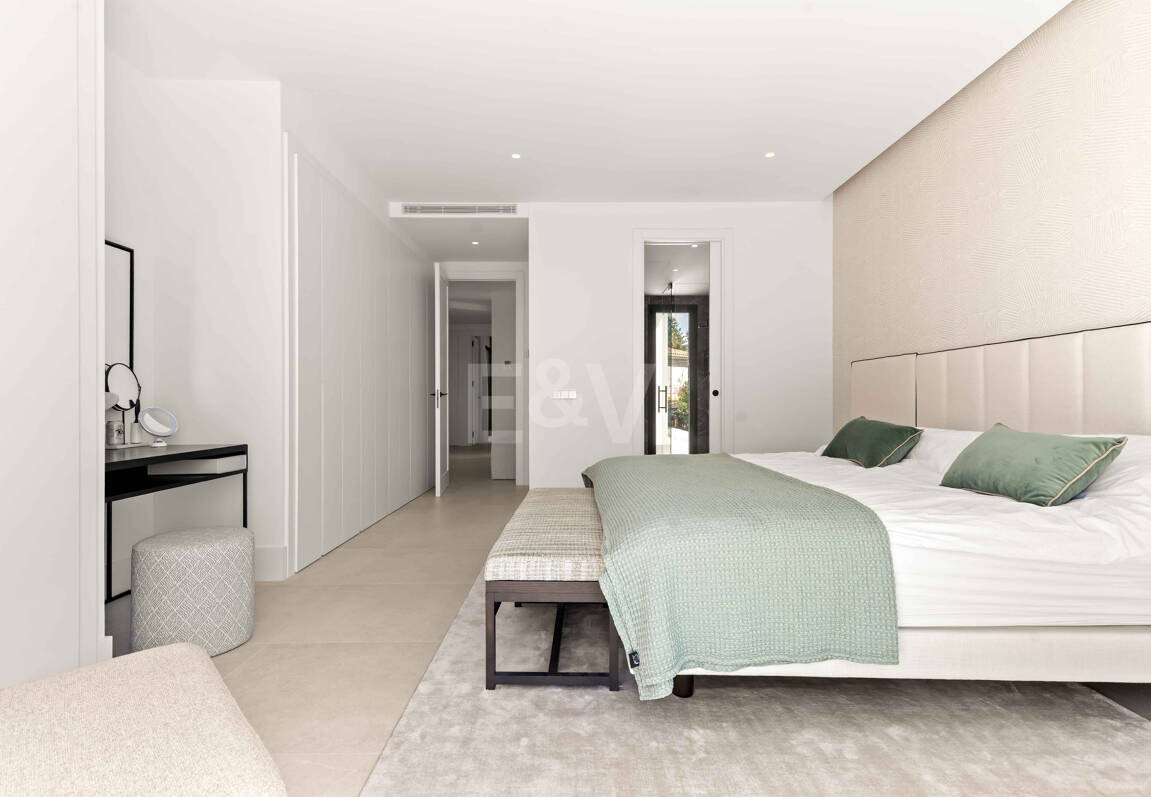 Impressive New Villa with Rooftop Retreat and Private Pool Near the City Centre