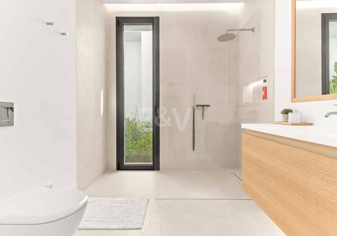 Impressionnant nouvelle villa avec retreat de toit et piscine privée près du centre-ville