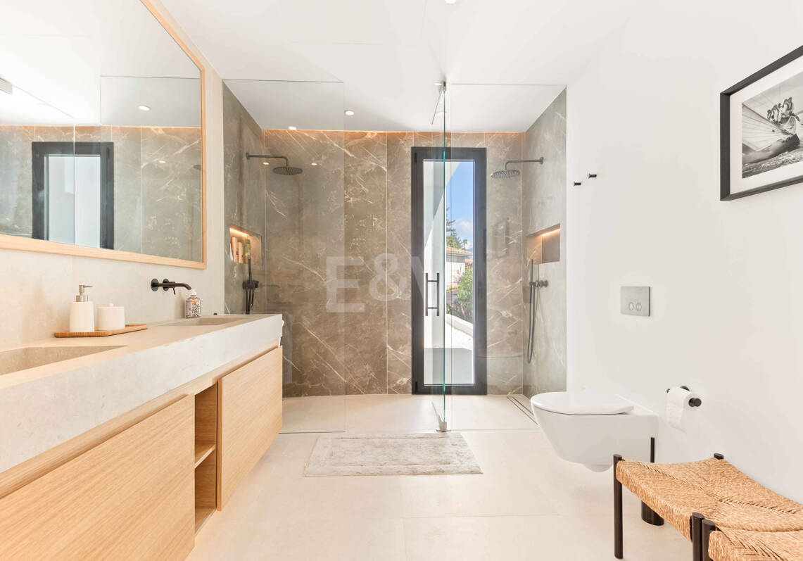 Impressionnant nouvelle villa avec retreat de toit et piscine privée près du centre-ville