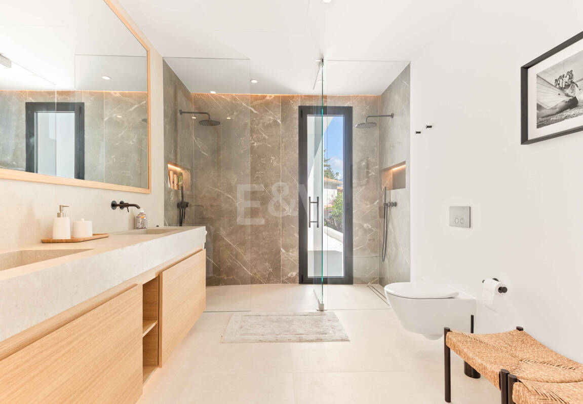 Impressive New Villa with Rooftop Retreat and Private Pool Near the City Centre