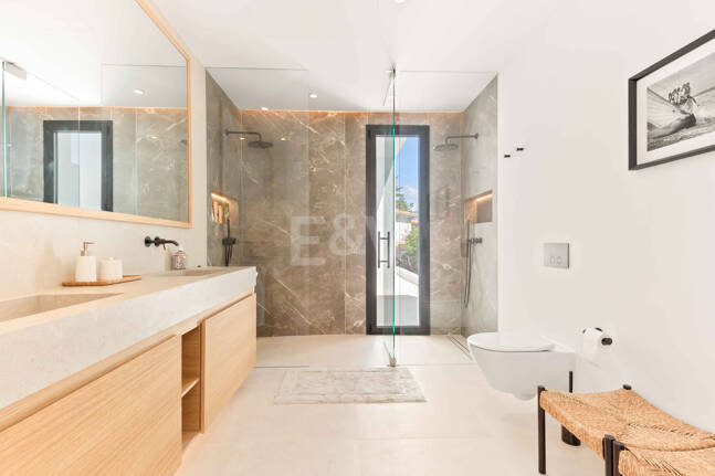 Impressive New Villa with Rooftop Retreat and Private Pool Near the City Centre