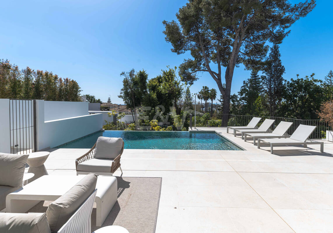 Impressionnant nouvelle villa avec retreat de toit et piscine privée près du centre-ville