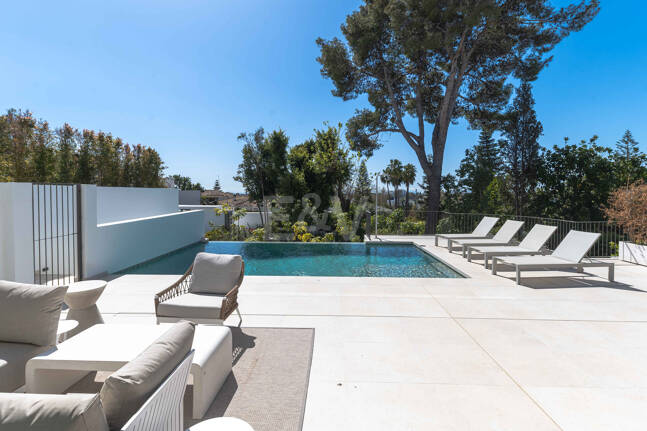 Impressive New Villa with Rooftop Retreat and Private Pool Near the City Centre