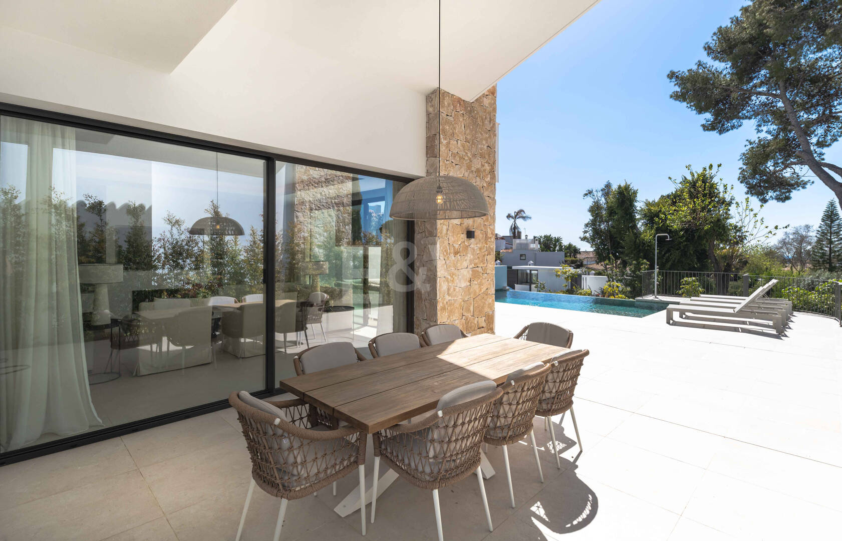 Impressive New Villa with Rooftop Retreat and Private Pool Near the City Centre