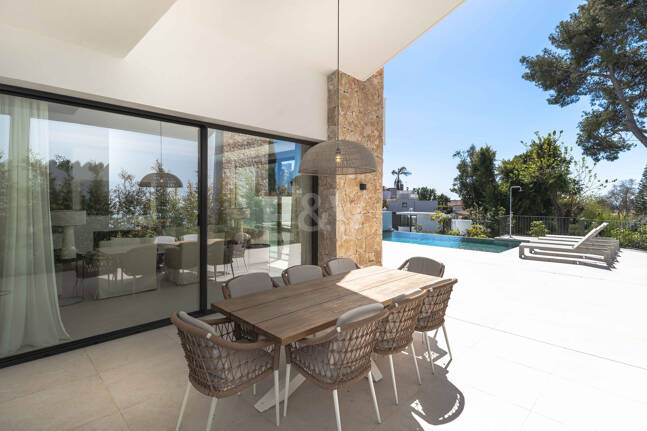 Impressive New Villa with Rooftop Retreat and Private Pool Near the City Centre