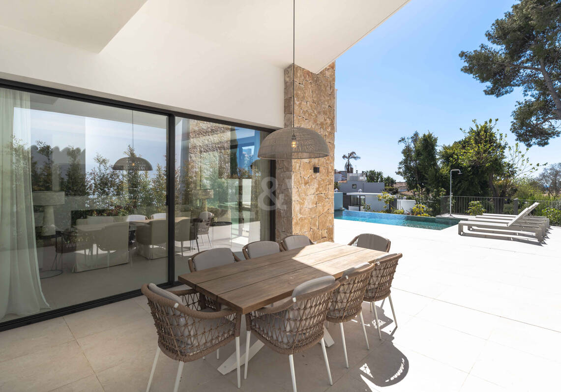 Impressionnant nouvelle villa avec retreat de toit et piscine privée près du centre-ville