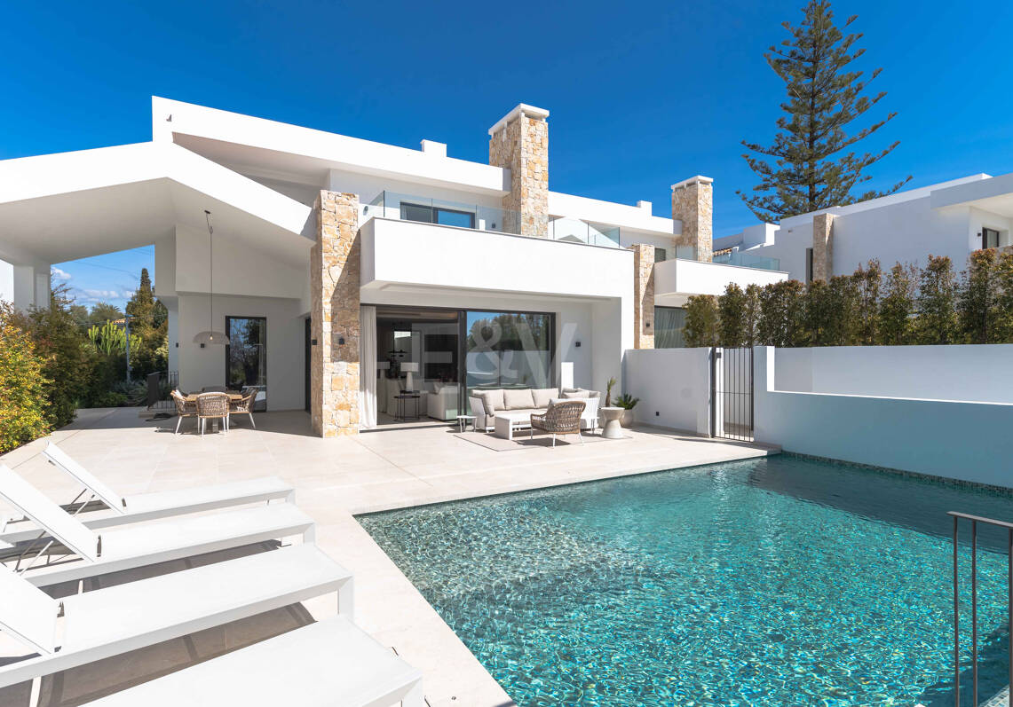 Impressionnant nouvelle villa avec retreat de toit et piscine privée près du centre-ville
