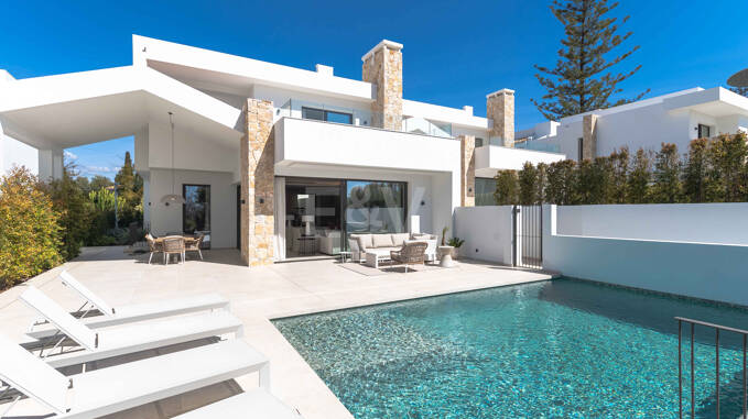 Beeindruckende Neue Villa mit Dachterrasse und Privatem Pool Nahe dem Stadtzentrum