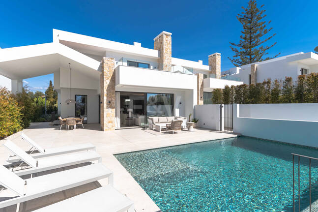 Impressive New Villa with Rooftop Retreat and Private Pool Near the City Centre