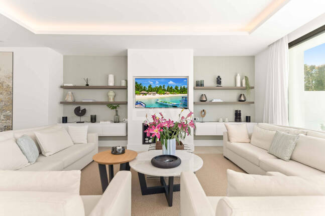 Impressive New Villa with Rooftop Retreat and Private Pool Near the City Centre