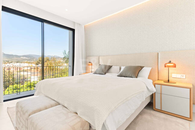 Impressive New Villa with Rooftop Retreat and Private Pool Near the City Centre