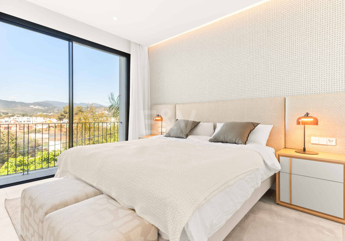 Impressionnant nouvelle villa avec retreat de toit et piscine privée près du centre-ville