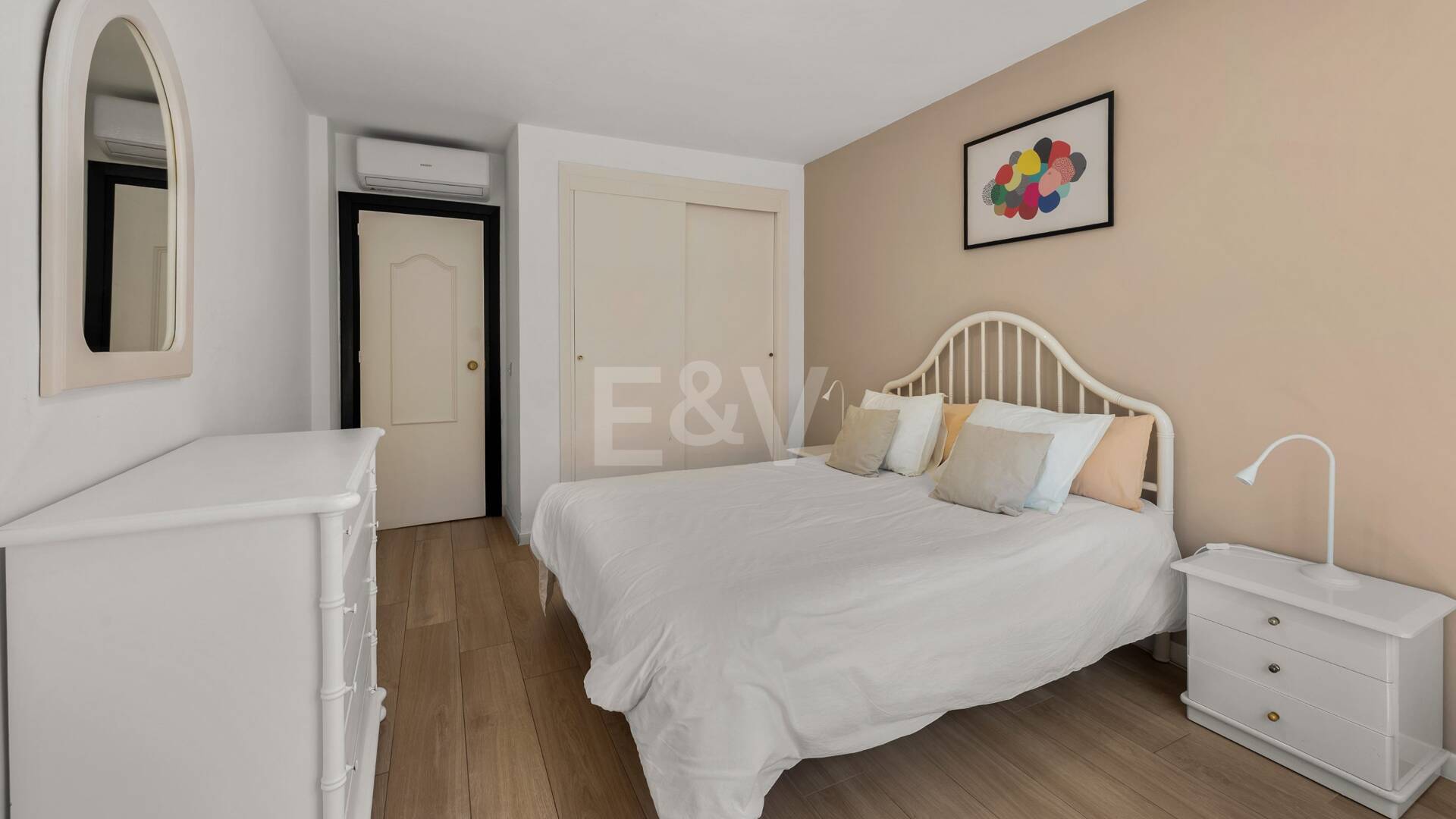 Acogedor apartamento de tres dormitorios en Nueva Andalucía. Disponible para alquiler de media a larga estancia desde julio de 2026. Ubicación privilegiada cerca de Puerto Banús y Marbella