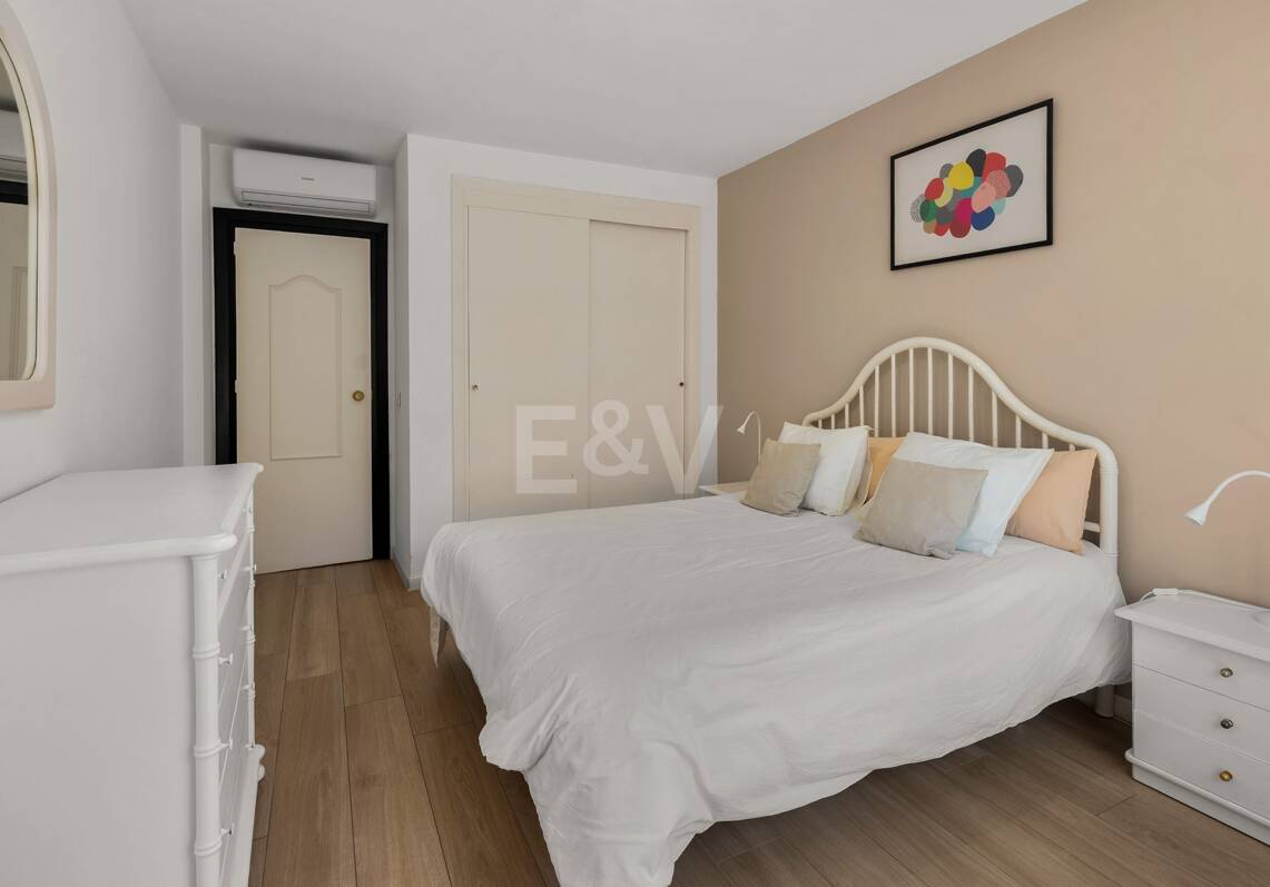 Acogedor apartamento de tres dormitorios en Nueva Andalucía. Disponible para alquiler de media a larga estancia desde julio de 2026. Ubicación privilegiada cerca de Puerto Banús y Marbella