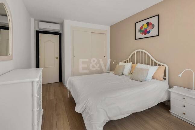 Acogedor apartamento de tres dormitorios en Nueva Andalucía. Disponible para alquiler de media a larga estancia desde julio de 2026. Ubicación privilegiada cerca de Puerto Banús y Marbella